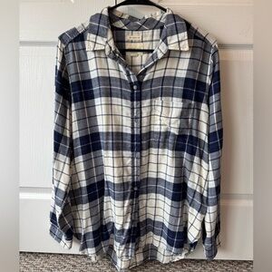 American Eagle Plaid Button-Up Shirt in Navy and White